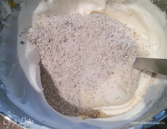 Теперь нужно перемолоть миндаль и фундук и в несколько приемов вмешать лопаточкой в белковую массу. Вымешивать аккуратно, но смело. 