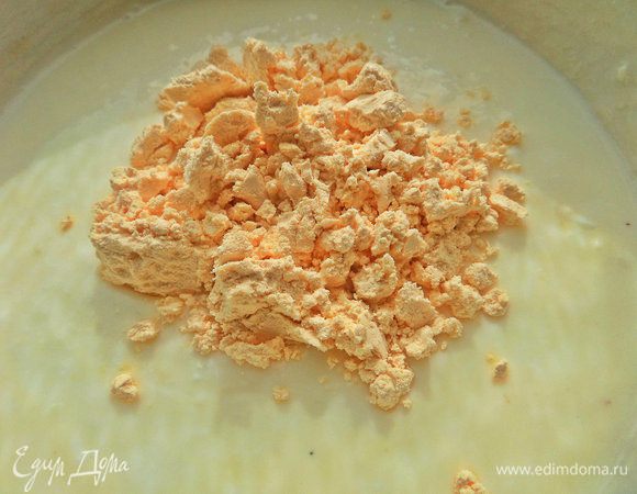 Смешать кефир с яичным порошком.