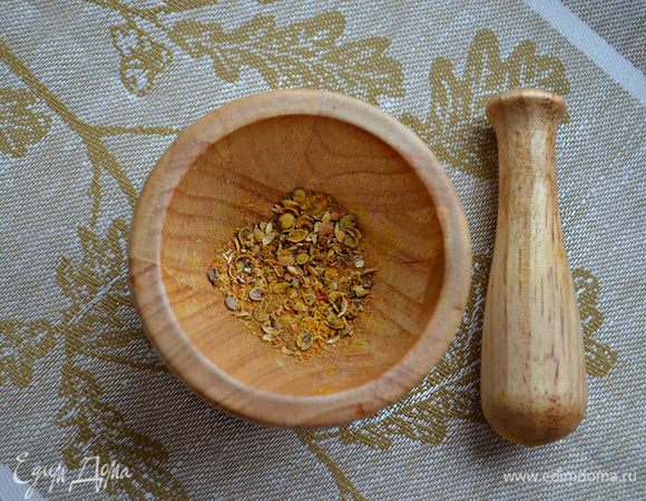 Специи измельчите в ступке и вместе с солью добавьте к полученной нутовой муке.