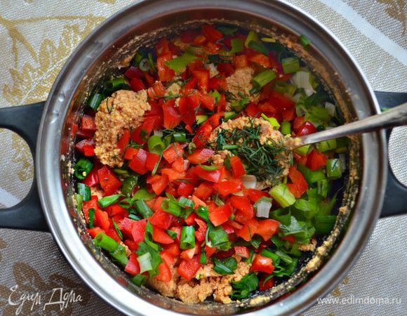 Затем добавьте порубленный перец, зелень и измельченный зубчик чеснока. Хорошо перемешайте.