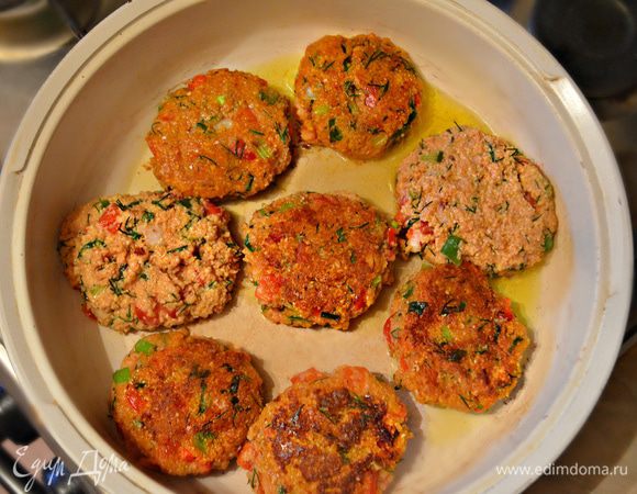 Сформируйте небольшие котлетки и обжаривайте на оливковом масле в сковороде до румяной корочки.