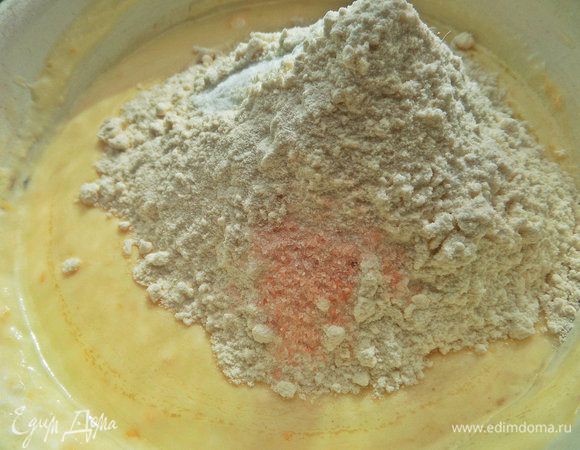 Просеиваем муку с разрыхлителем, содой и солью.