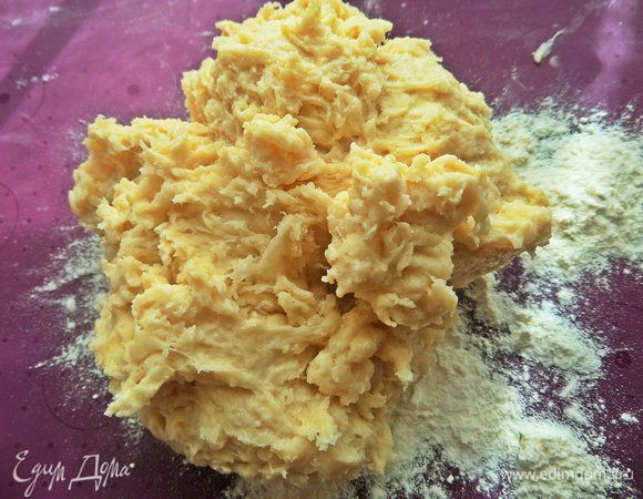 Перемешав тесто ложкой, переносим его на поверхность с мукой.