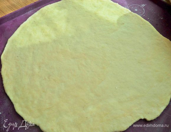 Крупную часть раскатать в довольно тонкий пласт.