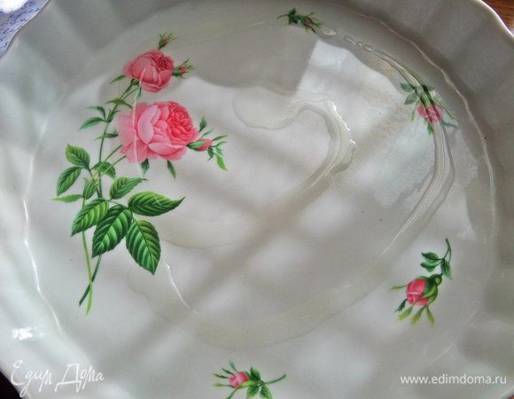 Керамическую форму диаметром 22 см смазать растительным маслом.