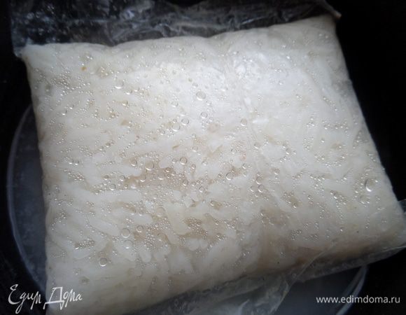 Для начинки отварить пакетик риса в воде с солью.