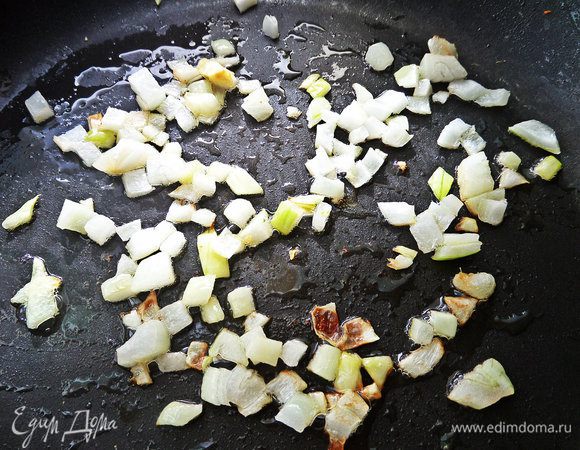 Лук обжарить на виноградном масле Biolio. 