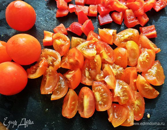 Помидоры нарезать на четверти.