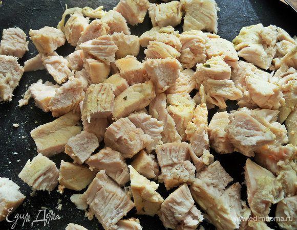 Вынуть из бульона филе и нарезать кубиками.