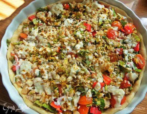 Перенести начинку на дно с тестом, распределить сметану.