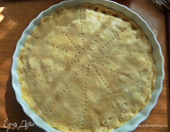 Защипать хорошенько края и наколоть верх вилкой.