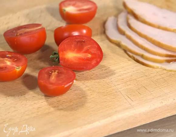 Помидоры разрезать пополам.