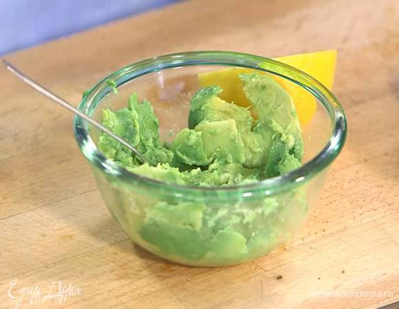 Авокадо разрезать пополам и, удалив косточку, ложкой вынуть мякоть и сбрызнуть соком лимона, затем раздавить ложкой или вилкой в пюре, посолить, поперчить и перемешать.