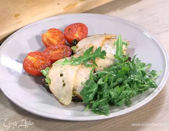 Подавать бутерброды с помидорами и руколой.