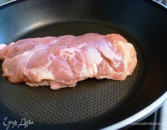 Прежде чем жарить утиную грудку, ее необходимо заранее достать из холодильника, чтобы она стала комнатной температуры. Со стороны кожицы ножом сделать крестообразные надрезы. Не солить! 
В отличие от мясных стейков утиную грудку кладем на холодную сковороду кожей вниз, включаем огонь выше среднего и жарим 5 минут. Время отмеряется с момента включения плиты со сковородой и уткой.
В это время жир из шкурки вытапливается, и грудка жарится на нем. 