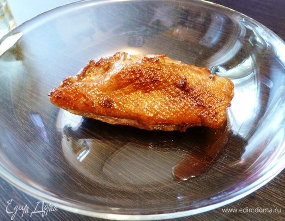 Через отведенное время уберем грудку со сковороды и дадим ей отдохнуть 7 — 10 минут. В фольгу не заворачивать, просто пусть полежит в тарелке при комнатной температуре.