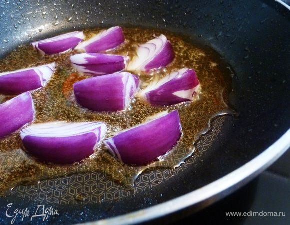 Красный лук нарежем перьями и обжарим на утином жиру. Посыпем сахарной пудрой и сбрызнем бальзамическим соусом. Перемешаем. Дадим луку немного закарамелизироваться. Время готовки лука — 5 — 7 минут.