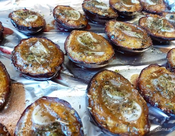 Вяленые сливы я готовила заранее. Разрезаем их на половинки, посыпаем прованскими травами, на каждую половинку кладем по кусочку чеснока, польем оливковым маслом и поставим в духовку при 90 — 110°С на 1,5 часа. Дверцу духовки необходимо приоткрыть и включить режим «конвекция». Хотите посуше сливы, держите дольше в духовке. Тут дело вкуса!