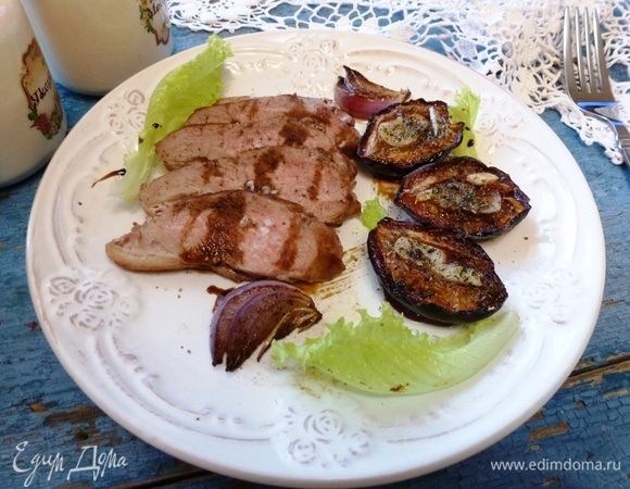 Отдохнувшую утиную грудку нарежем на кусочки, посыпем крупной солью и перцем. Гарнируем вялеными сливами, сладким карамельным луком и листьями салата. Добавим несколько капель бальзамического соуса.
Угощайтесь! 