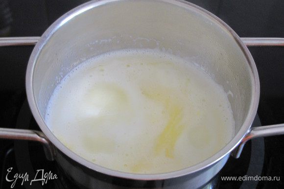 Растопить в небольшой кастрюле сливочное масло вместе с молоком, довести до кипения.