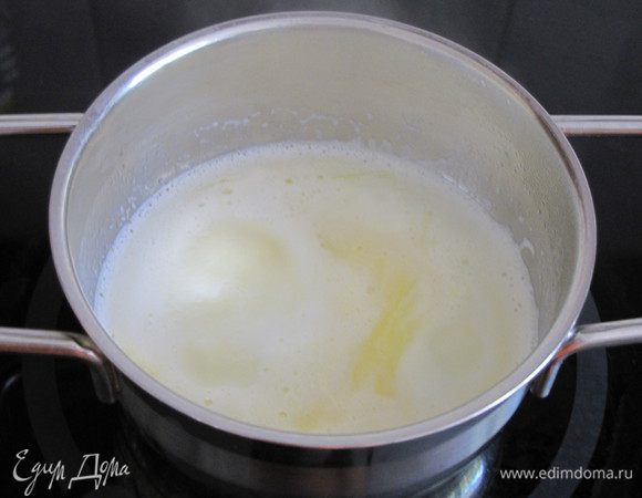 Растопить в небольшой кастрюле сливочное масло вместе с молоком, довести до кипения.