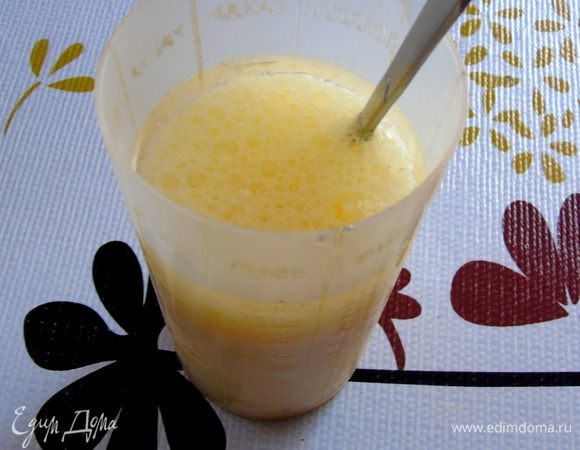 В отдельной емкости смешайте молоко, растительное масло, яйцо и виноградное масло Biolio.