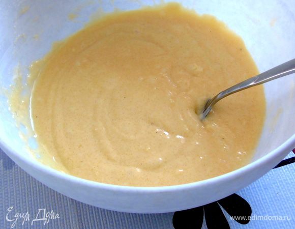 Соедините сухие и жидкие ингредиенты, быстро размешав. Тесто для маффинов не любит, когда его долго мешают.