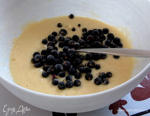 Всыпьте смородину (я использовала замороженную), не размораживая ее.