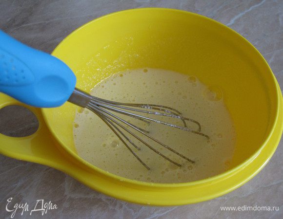 Взбить яйца с сахаром и солью.