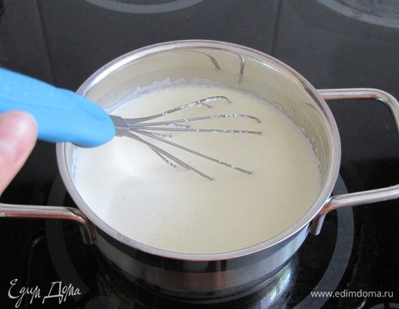 Добавить тонкой струйкой, помешивая, в кипящую молочно-масляную смесь. Убрать с плиты.