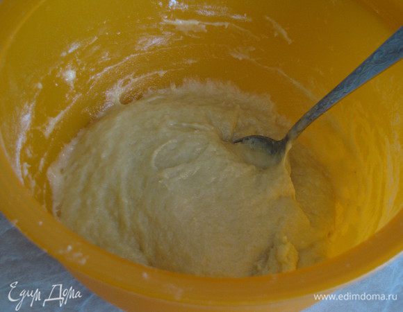 Добавить просеянную муку, смешанную с разрыхлителем и имбирем. Муку добавлять постепенно, тесто должно получиться консистенции густых оладий.