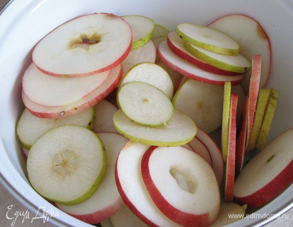 Яблоки и груши нарезать тонкими кружками, удалив сердцевину.