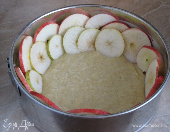 Тесто выложить в форму (диаметр 22 см), смазанную сливочным маслом. Выложить кружки яблок и груш по кругу вертикально и внахлест, утапливая их в тесте.