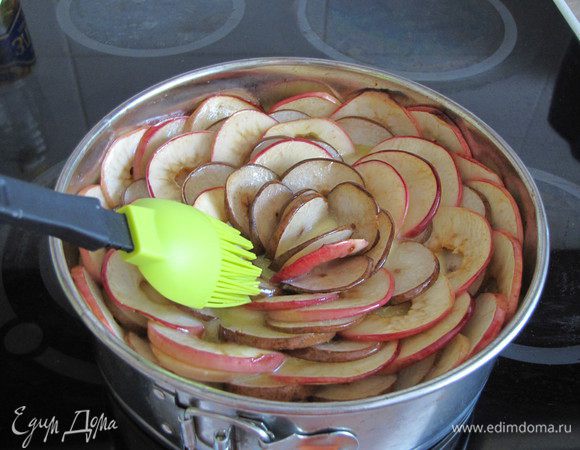 Затем пирог вынуть и быстро смазать растопленным сливочным маслом.