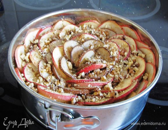 Посыпать двумя ст. л. сахара и крупно рубленными грецкими орехами. Снова поставить в духовку на 15 — 20 минут.