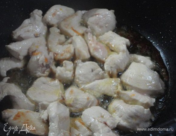 Филе курицы нарезать небольшими кусочками и обжарить на смеси сливочного и растительного масла до золотистой корочки.