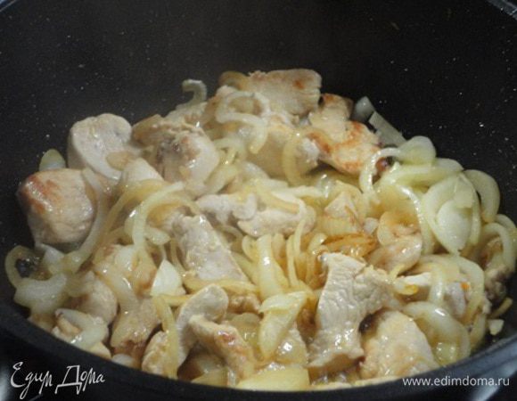 Лук (можно и больше, чем указано в рецепте) нарезать полукольцами, добавить к мясу и жарить до золотистого цвета.