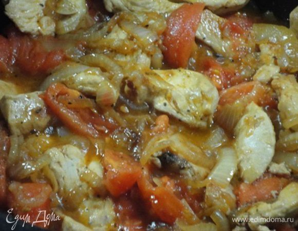 Помидоры ошпарить кипятком, чтобы удалить кожицу, нарезать крупными дольками и добавить к мясу. Посолить, поперчить, накрыть крышкой и томить на медленном огне до готовности. Можно и в мультиварке.