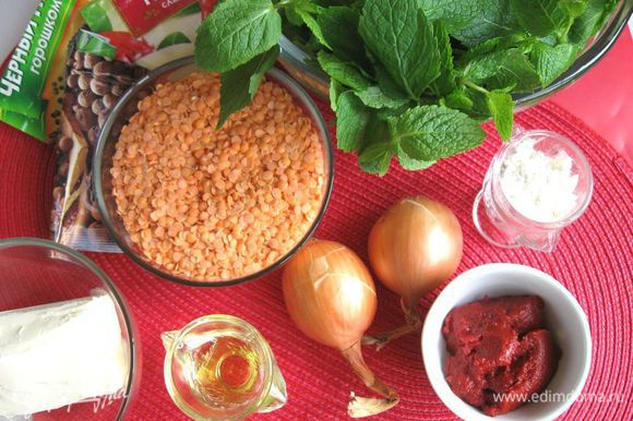 Приготовить все необходимое. Для этого блюда взяла красную колотую персидскую чечевицу, не требующую долгого отваривания (всего 10 — 15 минут).