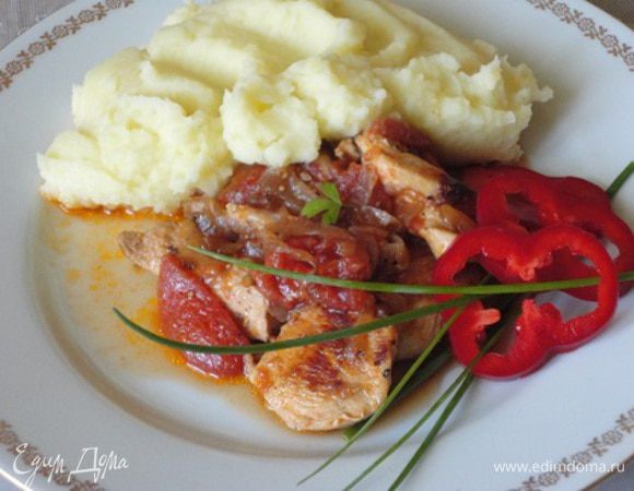 Можно подавать с картофельным пюре. Но мне нравится просто с зеленью.