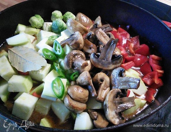 За это время готовим овощи: я нарезала их крупным кубиком. Через полтора часа добавить овощи в айнтопф, добавить лавровый лист, довести до кипения, уменьшить огонь и тушить еще 30 мин. Остроту, т. е. количество перца чили регулируйте на свой вкус. 