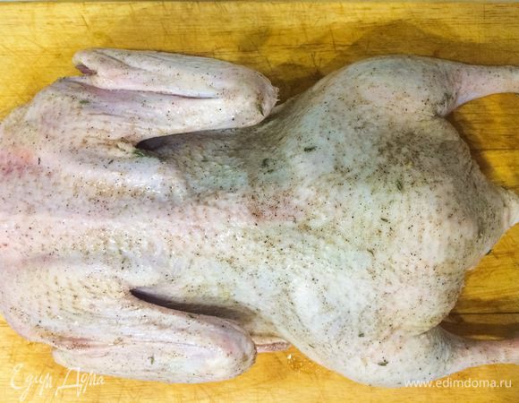 Утку вымойте, удалите излишки жира, тщательно обсушите бумажным полотенцем. Положите утку в противень, натрите ее маслом, солью и черным перцем. 