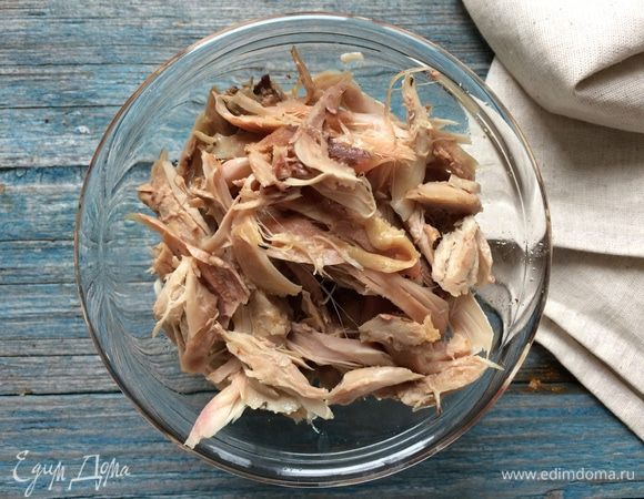 Разогрейте духовку до 180°С. Поставьте утку в духовку и запекайте 2 часа. Как только утка будет готова, слейте жир в стеклянную банку и оставьте утку остывать. Затем снимите с нее кожу и отложите. Аккуратно срежьте мясо с костей в миску. 