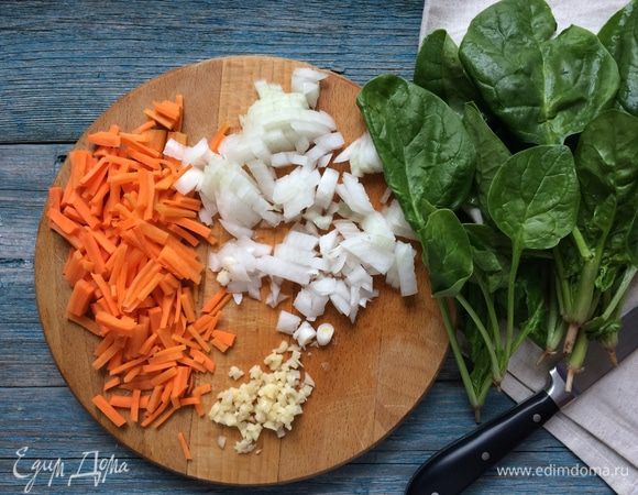 Подготовим овощи: чеснок мелко нарубите, лук, морковь очистите и мелко нарежьте. 