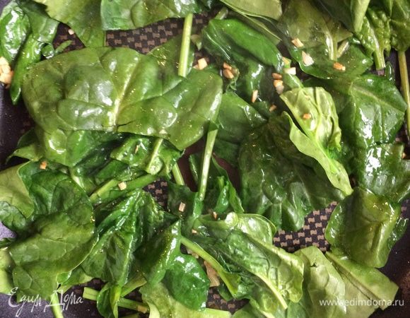 Поставьте большую сковороду с антипригарным покрытием на умеренно сильный огонь, добавьте немного утиного жира и чеснок. Жарьте, пока чеснок слегка не подрумянится, и добавьте шпинат, натрите немного мускатного ореха и готовьте 5 — 7 минут, так чтобы шпинат увял, а лишняя жидкость выпарилась. Дайте остыть.
