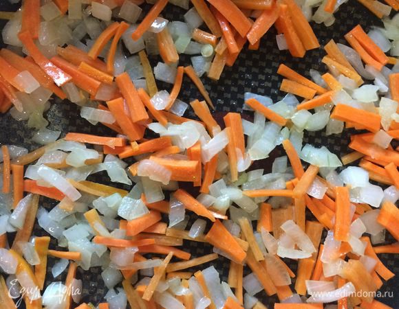 Большой сотейник поставьте на средний огонь, влейте немного утиного жира и выложите лук, морковь, затем выжмите через пресс оставшийся чеснок. Готовьте 15 минут до тех пор, пока овощи не начнут подрумяниваться, регулярно перемешивая. Влейте вино, прибавьте огонь и дайте жидкости выпариться. Затем добавьте утиное мясо, нарезанные томаты, 200 г воды и лавровый лист. Хорошо перемешайте и готовьте на слабом огне еще 40 минут.