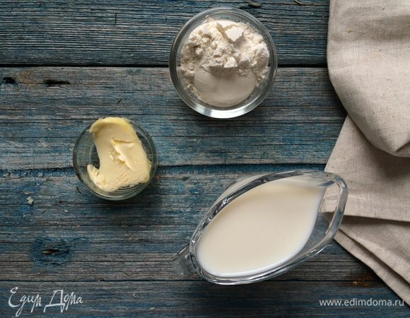 Тем временем приготовьте белый соус: в большой кастрюле растопите сливочное масло, добавьте муку и тщательно перемешайте венчиком.  