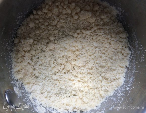 Потихоньку влейте молоко и готовьте, постоянно помешивая, пока не получиться густой соус.