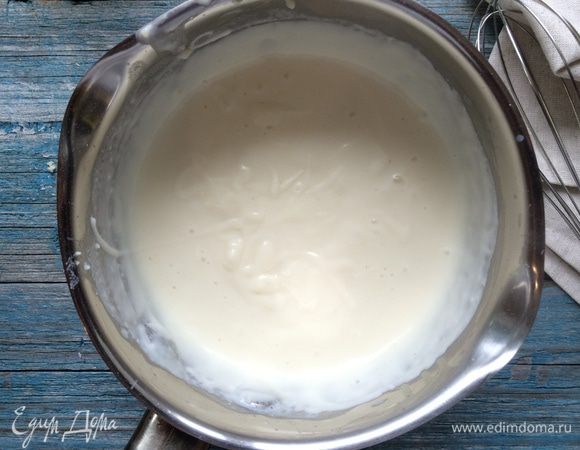 Снимите с огня и добавьте натертый сыр, соль и тертый мускатный орех.