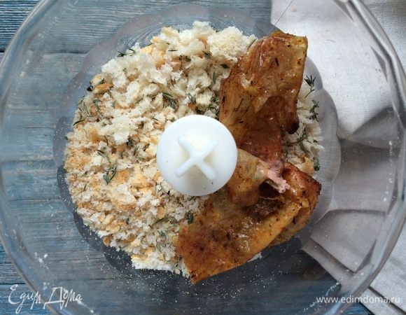 Для хрустящей корочке: положите хлеб и розмарин в комбайн вместе с утиной кожей. 